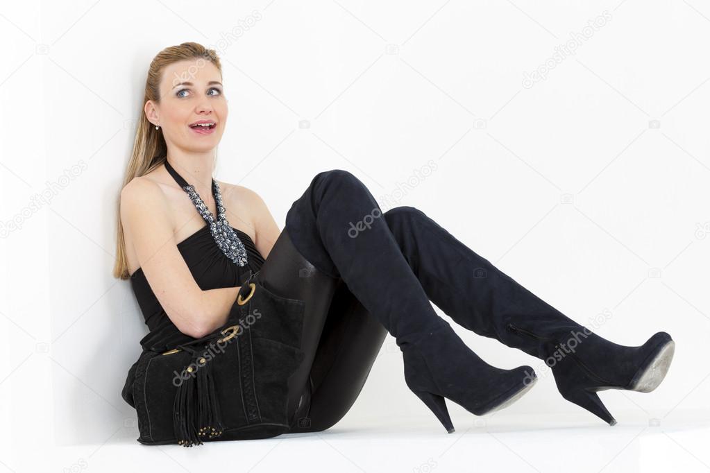 黒い服やハンドバッグのブーツを着て座っている女性 ストック写真 C Phb Cz 黒い服やハンドバッグのブーツを着て座っている女性 ストック写真 C Phb Cz