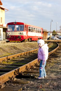 küçük kız ve motor carriage dobruska, tren istasyonunda,