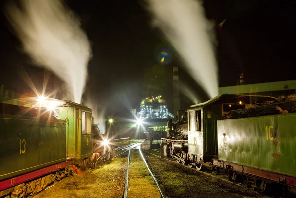Locomotives à vapeur dans le dépôt la nuit, Kostolac, Serbie — Photo