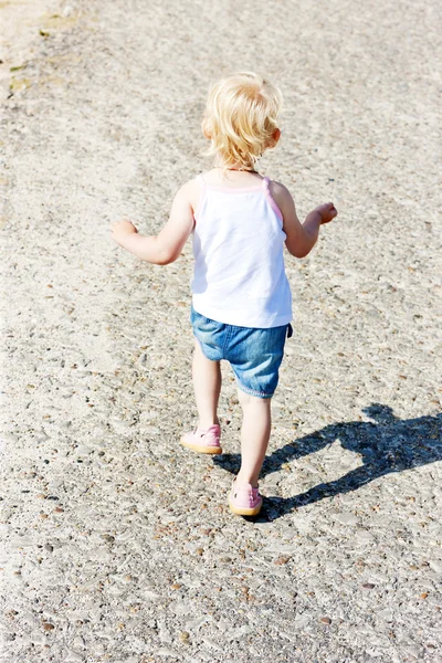 Liten flicka på promenad — Stockfoto