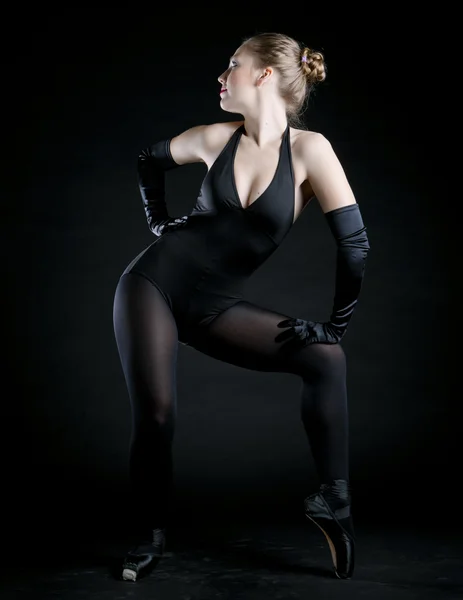 Dançarina de balé em roupas pretas — Fotografia de Stock