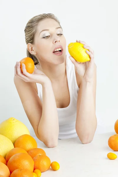 Portret van een jonge vrouw met citrusvruchten — Stockfoto