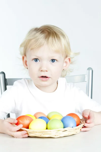 Portrait de petite fille aux œufs de Pâques — Photo