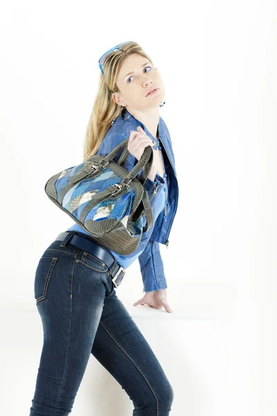 Mujer de pie vistiendo ropa azul con bolso —  Fotos de Stock