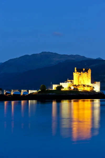 Замок Donan Eilean на ніч, Лох, Duich, Шотландія — стокове фото