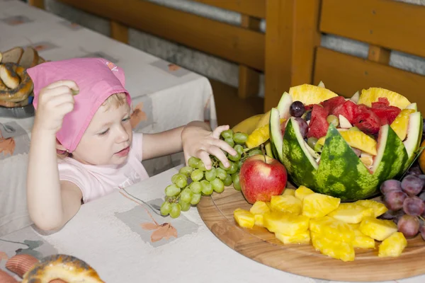 Portrait of little girl with fruit — Stock Photo, Image