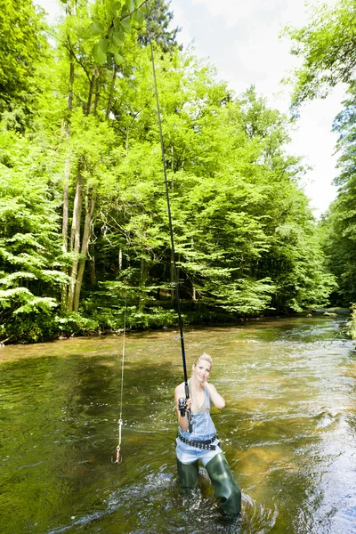 女人在河里钓鱼 — 图库照片