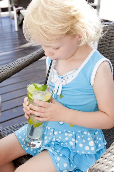 Porträt eines kleinen Mädchens mit einem Glas Cocktail — Stockfoto