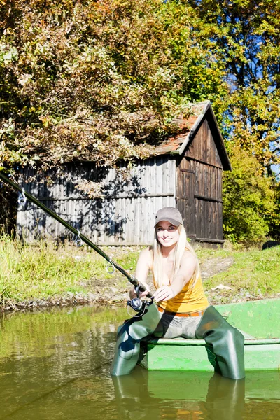Donna pescatrice seduta sulla barca — Foto Stock