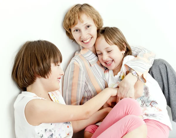 Porträt einer Mutter mit ihren Töchtern — Stockfoto