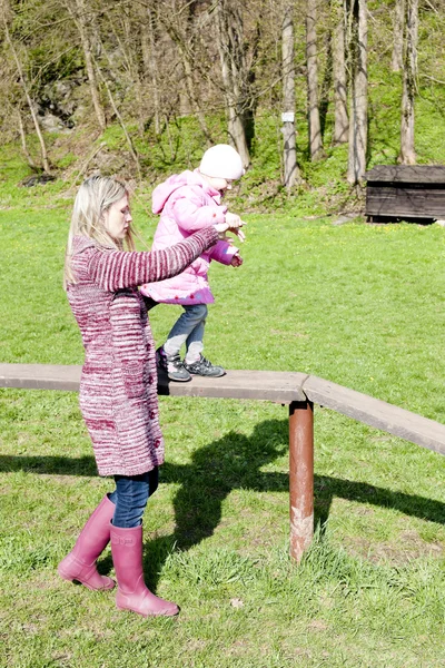 Mãe com sua filha no parque infantil — Fotografia de Stock
