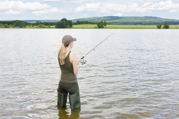 Mujer pescando en estanque — Foto de Stock