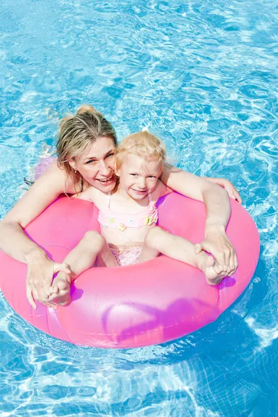 Madre con su hija en la piscina — Foto de Stock