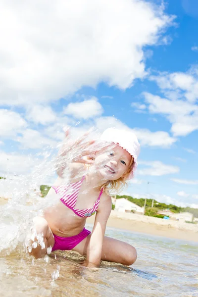 Kis lány a strandon, a tengeren — Stock Fotó