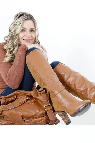 Portrait de femme assise portant des bottes marron à la mode avec un — Photo