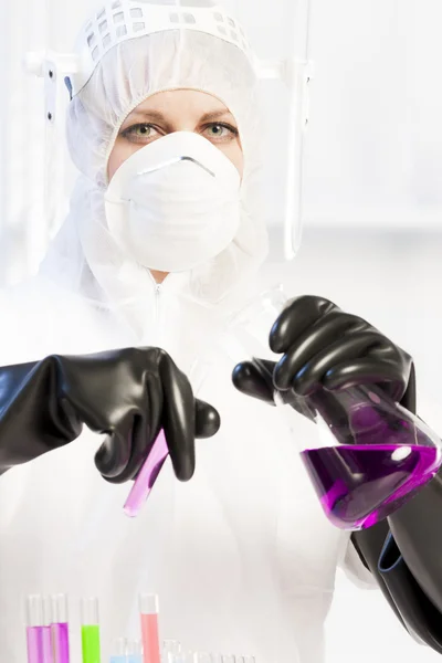 Jovem mulher vestindo roupas protetoras em laboratório — Fotografia de Stock