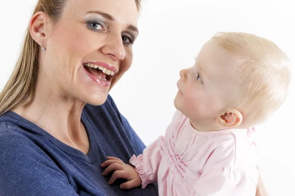 Anne ile kız bebek onun portresi — Stok fotoğraf