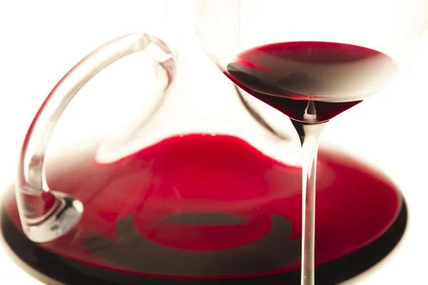Sklenice na víno a karafa s červeným vínem — Stock fotografie