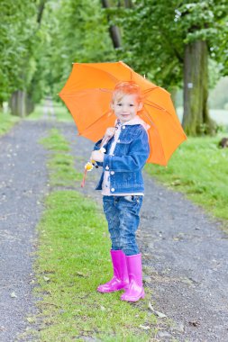 küçük kız şemsiye bahar dar sokakta