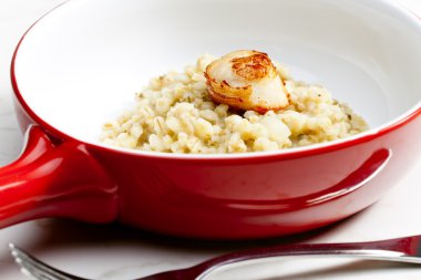 Kızarmış saint jacques yumuşakca pearl arpa risotto ile