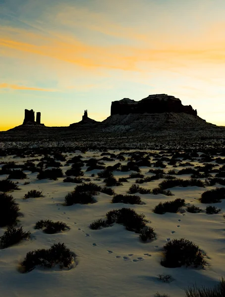 Park narodowy doliny pomnik po zachodzie słońca, utah, arizona, Stany Zjednoczone Ameryki — Zdjęcie stockowe