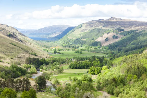 Vista del valle con la escoba del lago en el fondo, Highlands, Scotlan — Foto de Stock