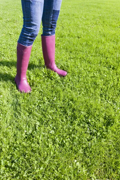 Detail einer Frau mit Gummistiefeln auf dem Rasen — Stockfoto