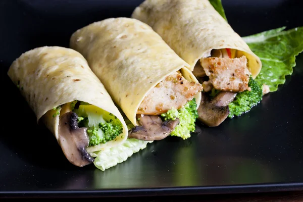 Tortilla rellena de carne de pollo y verduras — Foto de Stock