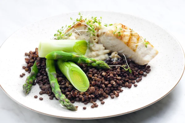 Butterfish with green lentils, leek and green asparagus — Stock Photo, Image