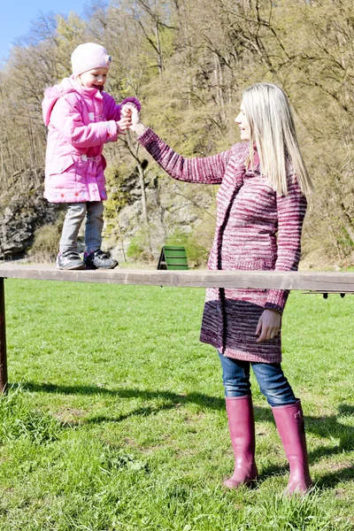 Mamma med sin dotter på lekplats — Stockfoto