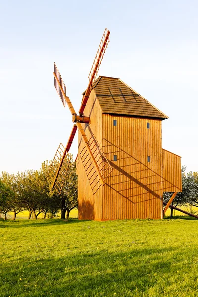 Moinho de vento de madeira, Stary Poddvorov, República Checa — Fotografia de Stock