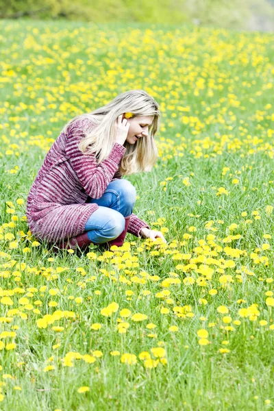 Mujer sentada en el prado de primavera —  Fotos de Stock