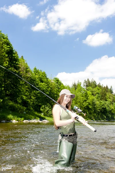 在捷克共和国的河捕鱼的女人 — 图库照片