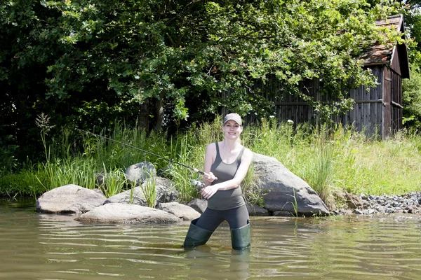 Femme pêche dans l'étang — Photo