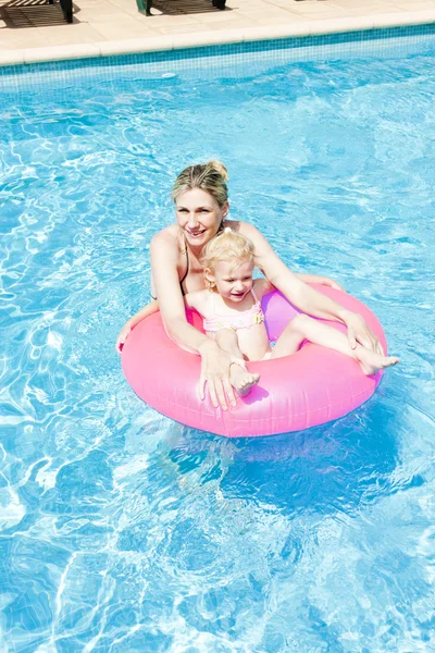Mor med sin dotter i poolen — Stockfoto