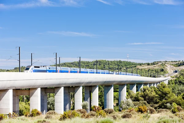 Vlak tgv na železniční viadukt poblíž vernegues, provence, Francie — Stock fotografie