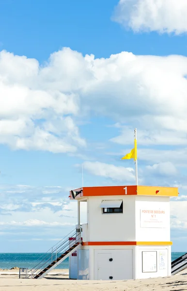 Cabana salva-vidas na praia em Narbonne Plage, Languedoc-Roussi — Fotografia de Stock