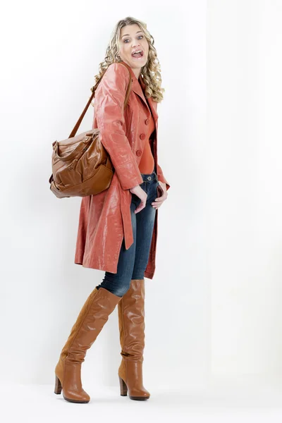 Женщина в модных коричневых сапогах с сумочкой — стоковое фото