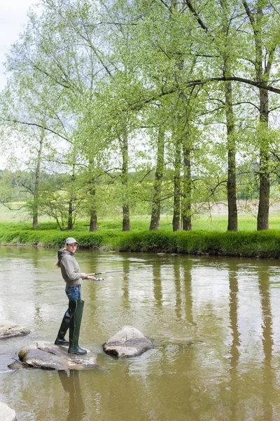 Mulher pesca no rio Sazava, República Checa — Fotografia de Stock