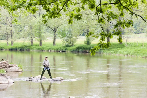 Vrouw vissen in Posázaví rivier, Tsjechië — Stockfoto