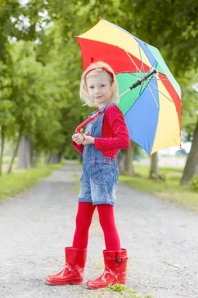 Liten flicka med paraply i gränd — Stockfoto