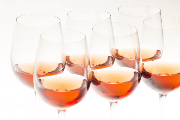 Bicchieri di vino con vino rosato — Foto Stock