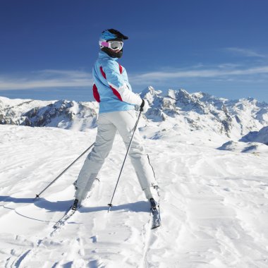 Kadın kış dağlarında