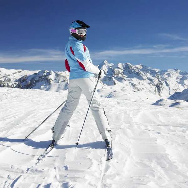 Kvinna på vintern berg — Stockfoto