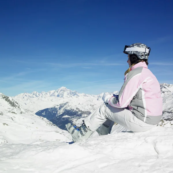Женщина в зимних горах — стоковое фото