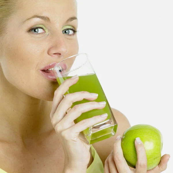 Mulher com uma maçã e um copo de suco — Fotografia de Stock