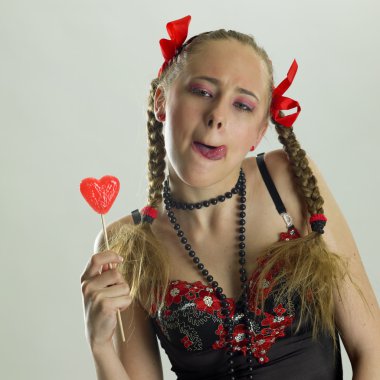 lignerie ile bir lolipop giyen kadın portresi