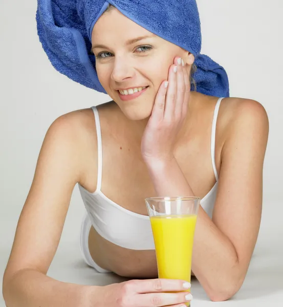 Donna con turbante e un bicchiere di succo di frutta — Foto Stock