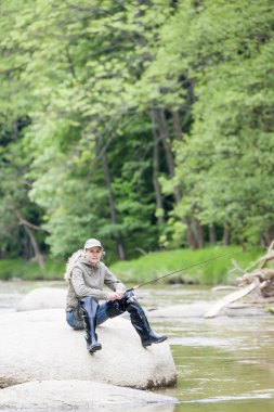 Çek Cumhuriyeti Sázava nehirde balık kadını