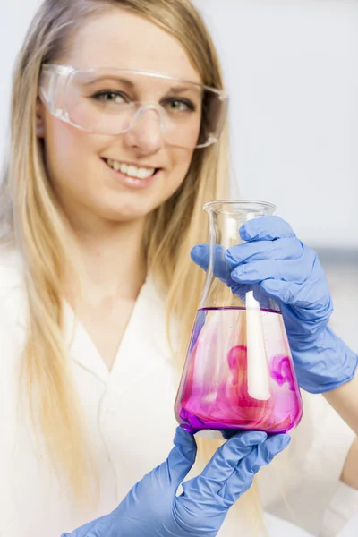 Jovem mulher em laboratório — Fotografia de Stock